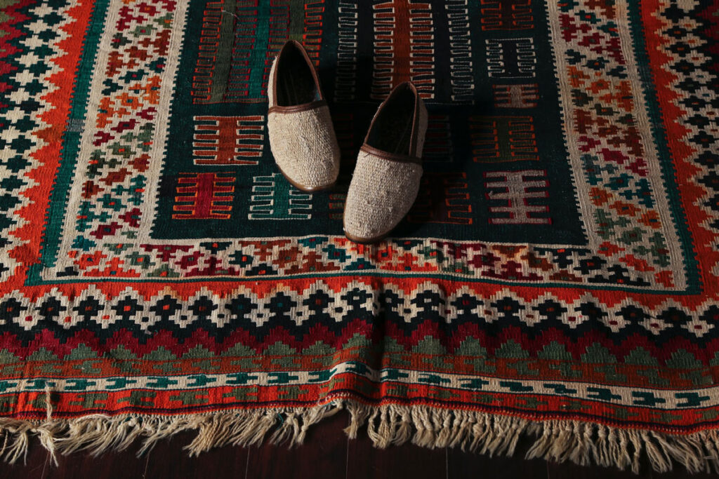 Integrating traditional rugs for living room (Must know facts)